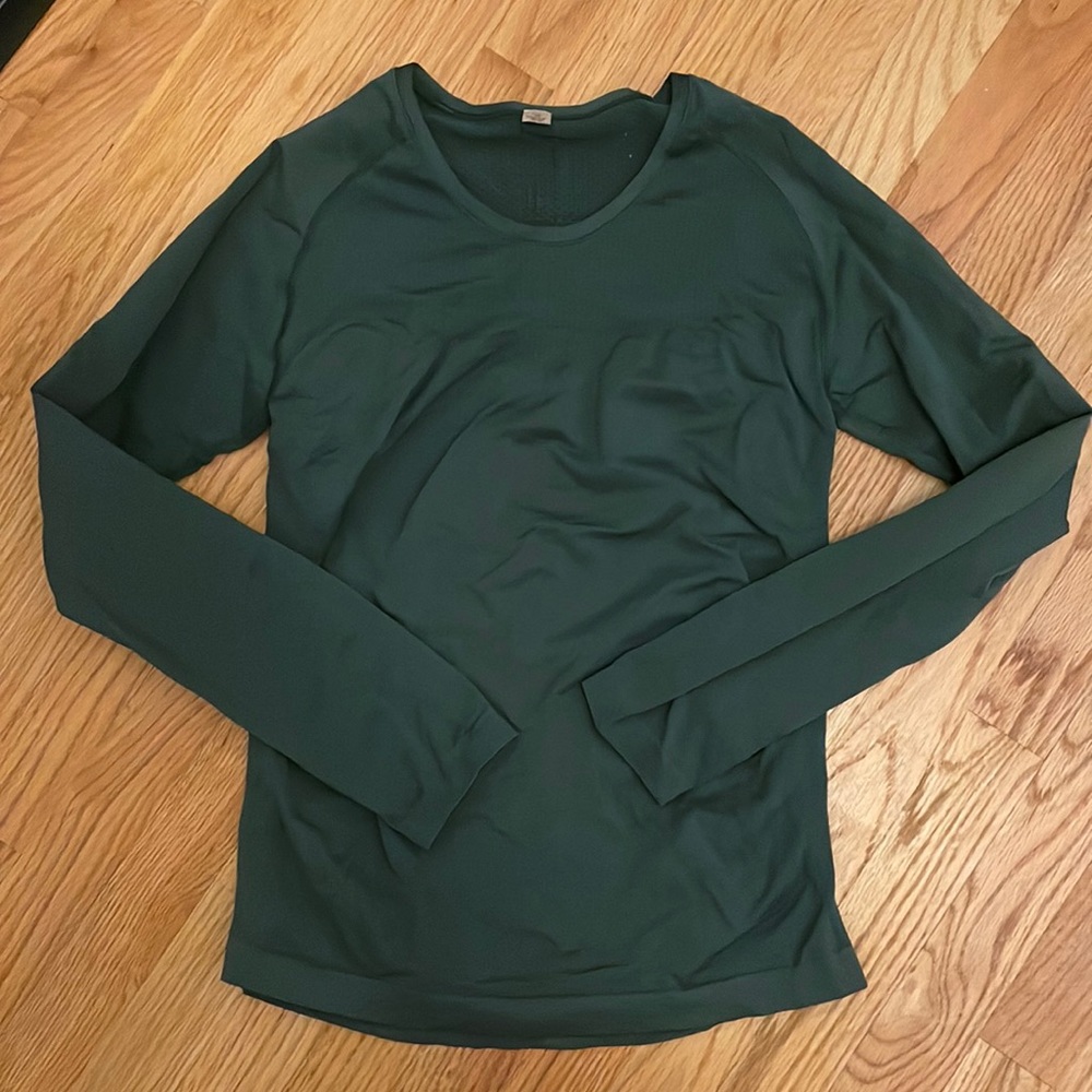 Never worn long sleeve work out shirt. Perfect condition